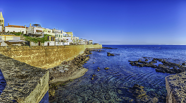 포토 JPG 해외이미지 유럽 벽 바다 섬 여행 휴가 사람없음 물 파란색 항구 이탈리아 도시 성 중세 역사 지중해 타운 옛날 해외포토 자연요소 건축물 나라 컬러 교통시설 파일형식 이미지허브