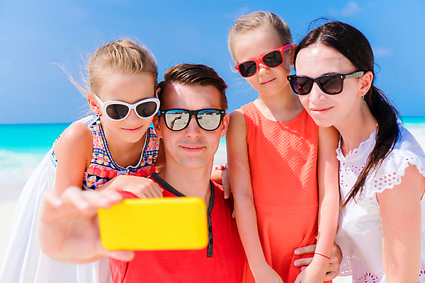 포토 JPG 해외이미지 여자 남자 행복 어린이 가족 휴가 가족여행 들기 손짓 여러명 상반신 성인 해변 앞모습 여름휴가 스마트폰 선글라스 셀프카메라 그리스 미코노스섬 어깨에손 해외포토 감정 유럽 안경 바다 뷰포인트 섬 여행 다수 관계 모션 사람 핸드폰 스마트기기 사진촬영 파일형식 여름_계절 이미지허브