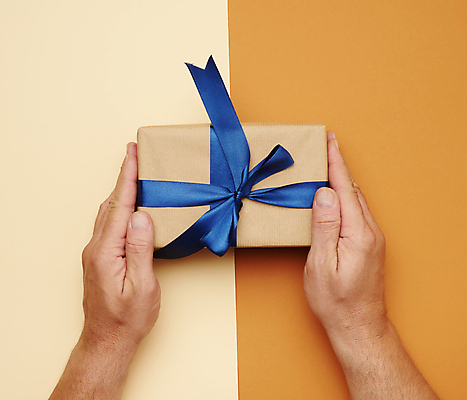 포토 JPG 해외이미지 손 리본 포장 선물 신체부위 선물상자 상자 노란색 축하 잡기 오브젝트 해외포토 컬러 컨셉 모션 사람 파일형식 이미지허브