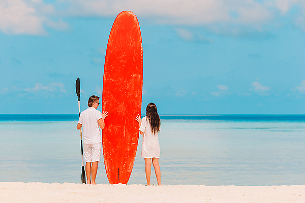 포토 JPG 해외이미지 주간 전신 응시 여자 남자 수영복 바다 하늘 서기 들기 성인 야외 두명 뒷모습 선글라스 잡기 서핑보드 서핑 큼 노 성인만 수평선 해외포토 자연요소 시선 옷 안경 뷰포인트 모션 사람 수상스포츠 보드_스포츠 크기 선박 파일형식 이미지허브