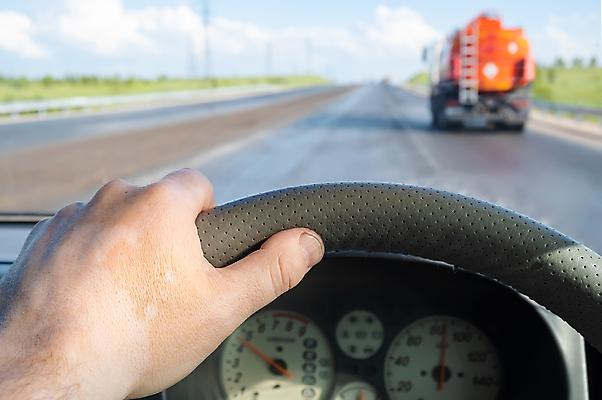 포토 JPG 해외이미지 손 남자 도로 여행 모션 자동차 불 실내 안전 사람 사람없음 운전 화물 잡기 액체 고속도로 운전사 휘발유 석유 위험 컨테이너 속도 만들기 탱크 연료 규칙 조심 짐차 트레일러 통과 물류 실린더 자동 제어 화학물질 해외포토 자연요소 직업 산업 길 육상교통 컨셉 교통시설 내부 신체부위 운송업 화학 파일형식 이미지허브