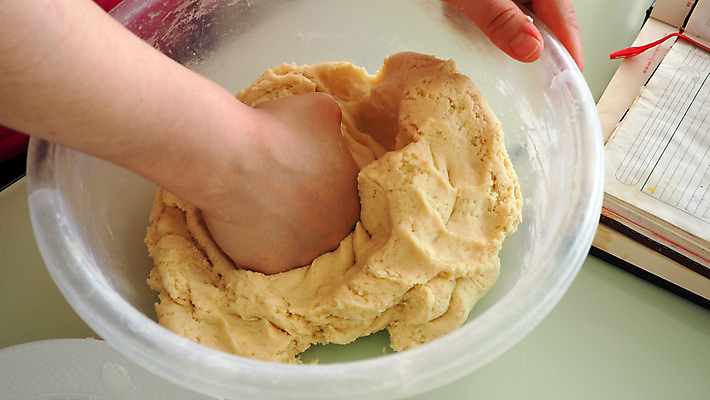 포토 JPG 해외이미지 음식 빵 재료 탁자 파스타 요리 사람없음 목재 주방 요리사 빵집 흰색 신선 굽기 준비 날것 반죽 만들기 밀가루 밀가루반죽 제빵사 페스츄리 핸드메이드 해외포토 나무 직업 컬러 가구 모션 서양음식 상점 가루 구이 파일형식 이미지허브