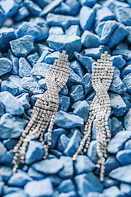 포토 JPG 해외이미지 장신구 실내 사람없음 귀걸이 조약돌 화려 우아함 보석 파란배경 다이아몬드 해외포토 백그라운드 컨셉 내부 파란색 돌_바위 광석 파일형식 이미지허브