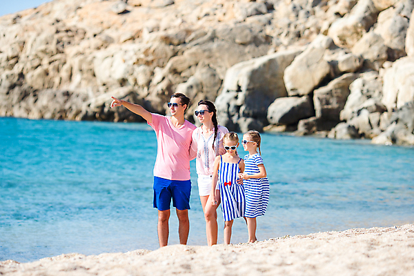 포토 JPG 해외이미지 전신 여자 남자 행복 어린이 가족 휴가 가족여행 여러명 성인 해변 앞모습 옆모습 여름휴가 걷기 가리킴 그리스 미코노스섬 해외포토 감정 유럽 바다 뷰포인트 섬 여행 다수 관계 모션 사람 손짓 파일형식 여름_계절 이미지허브