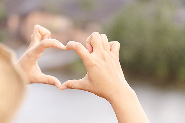 포토 JPG 해외이미지 손 사랑 신체부위 하트 보여주기 손하트 해외포토 모양 감정 모션 사람 손짓 파일형식 이미지허브