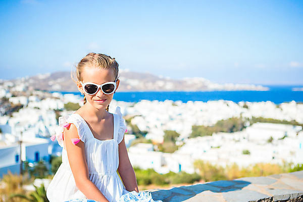 포토 JPG 해외이미지 주간 원피스 여자 어린이 휴식 한명 앉기 상반신 야외 앞모습 여름휴가 바캉스 선글라스 마을 흰색 미코노스섬 소녀한명만 해외포토 자연요소 1 옷 안경 뷰포인트 컬러 섬 컨셉 모션 휴가 사람 그리스 여자한명만 소녀만 파일형식 여름_계절 이미지허브