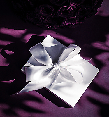 포토 JPG 해외이미지 행복 리본 꽃다발 사랑 사람없음 선물상자 보라색 로맨틱 해외202309 해외포토 꽃 감정 컬러 컨셉 선물 상자 파일형식 이미지허브