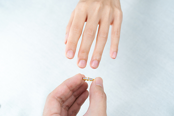 포토 JPG 해외이미지 손 커플 여자 기념일 남자 결혼 2 데이트 손가락 가족 관계 결혼식 남편 함께함 선물 사랑 사람 사람없음 귀여움 놀람 축하 반지 잡기 아내 보석 주기 다이아몬드 약혼 넣기 제안 해외포토 감정 컨셉 장신구 모션 표정 이벤트 신체부위 광석 약속 파일형식 이미지허브