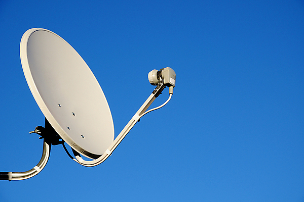 포토 JPG 해외이미지 접시 파도 통신 하늘 안테나 사람없음 야외 가로 파란색 금속 디지털 텔레비전 장비 인공위성 흰색 수화기 라디오 방송 카피스페이스 해외포토 식기 바다 컬러 재질 전자제품 공백 전화기 파일형식 이미지허브