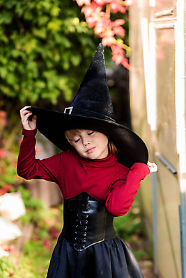 포토 JPG 해외이미지 백인 전통 드레스 옷 여자 얼굴 어린이 오렌지 장난 놀이 호박 휴가 기념 한명 웃음 사람 파티 정원 검은색 놀람 공연 할로윈 마법사 신비 마녀 마법 잭 10월 가면무도회 해외포토 서양인 1 감정 컬러 컨셉 채소 과일 표정 이벤트 신체부위 날짜 무도회 파일형식 이미지허브