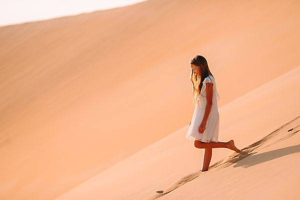 포토 JPG 해외이미지 주간 전신 원피스 여자 어린이 한명 야외 옆모습 걷기 사막 모래언덕 소녀한명만 내려오기 해외포토 자연요소 1 옷 뷰포인트 모션 사람 언덕 여자한명만 소녀만 파일형식 이미지허브