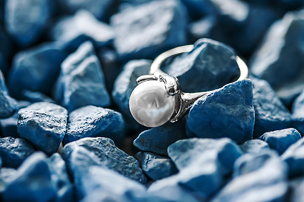 포토 JPG 해외이미지 장신구 실내 사람없음 뷰티 조약돌 반지 화려 우아함 보석 파란배경 진주 해외포토 백그라운드 컨셉 내부 파란색 돌_바위 광석 파일형식 이미지허브