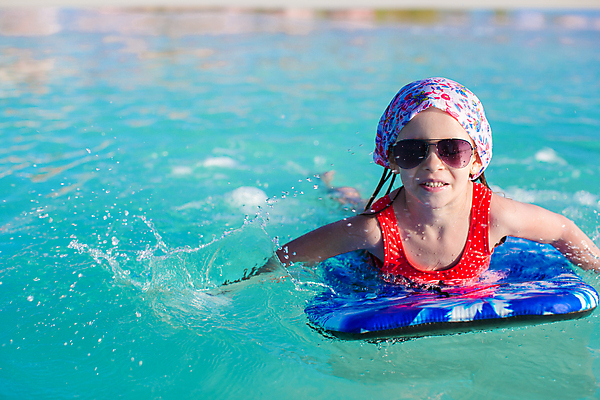 포토 JPG 해외이미지 백인 여자 수영복 어린이 파도 한명 소녀 상반신 앞모습 선글라스 수영 서핑보드 서핑 소녀한명만 해외포토 서양인 1 옷 안경 바다 뷰포인트 사람 수상스포츠 보드_스포츠 여자한명만 소녀만 파일형식 이미지허브
