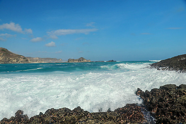 포토 JPG 해외이미지 아시아 파도 바다 섬 여행 백그라운드 자연 하늘 휴가 산 안테나 파노라마 사람없음 야외 초록색 뷰티 침묵 만 서핑 언덕 인도네시아 조감도 해외포토 나라 컬러 통신 촬영기법 소리 수상스포츠 생태계 파일형식 이미지허브