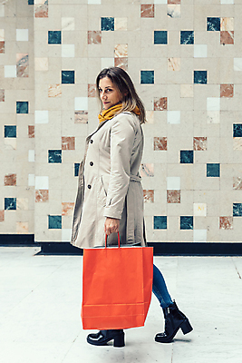 포토 JPG 해외이미지 백인 라이프스타일 여자 종이 크리스마스 겨울 가방 벽돌 한명 사람 성인 내부 빨간색 쇼핑 컬러풀 금발 세일 걷기 상점 흰색 센터 시장 구매 쇼핑몰 고객 상업 소매 혼자 블랙프라이데이 해외포토 서양인 1 헤어스타일 잡화 계절 기념일 컬러 모션 데이이벤트 생활 파일형식 이미지허브