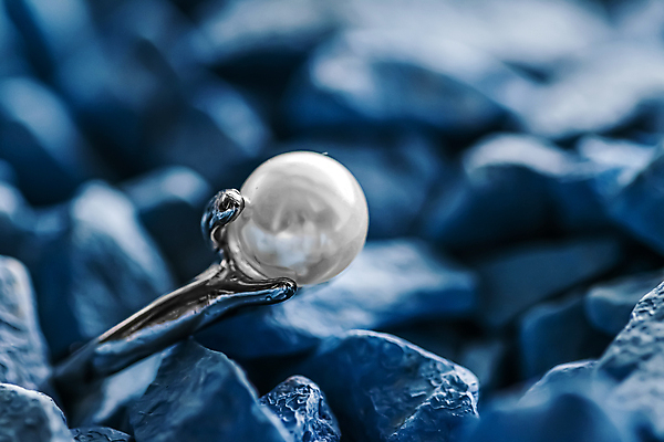 포토 JPG 해외이미지 장신구 실내 사람없음 뷰티 조약돌 반지 화려 우아함 보석 파란배경 진주 해외포토 백그라운드 컨셉 내부 파란색 돌_바위 광석 파일형식 이미지허브