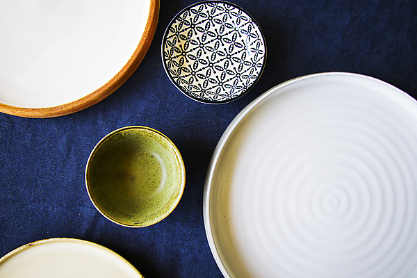 포토 JPG 해외이미지 식기 접시 음식 백그라운드 탁자 주방용품 요리 미술 동양인 사람없음 목재 장식 파란색 세트 우주 주방 식당 검은색 식사 저녁식사 공백 흰색 기구 도자기 원형 그룹 사발 플랫 고급 정상 서빙 머리위 위치 설정 점심식사 카피스페이스 해외포토 도형 나무 컬러 가구 생활용품 컨셉 재료 문화예술 인종 상점 사기그릇 파일형식 이미지허브