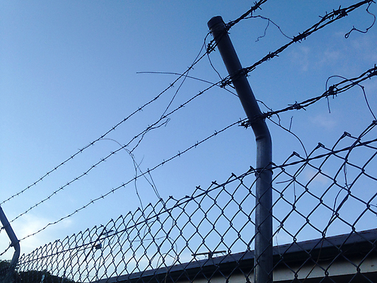 포토 JPG 해외이미지 응시 하늘 사람없음 파란색 울타리 자유 불안 교도소 감옥 철사 철조망 해외포토 시선 감정 컬러 컨셉 담장 파일형식 이미지허브