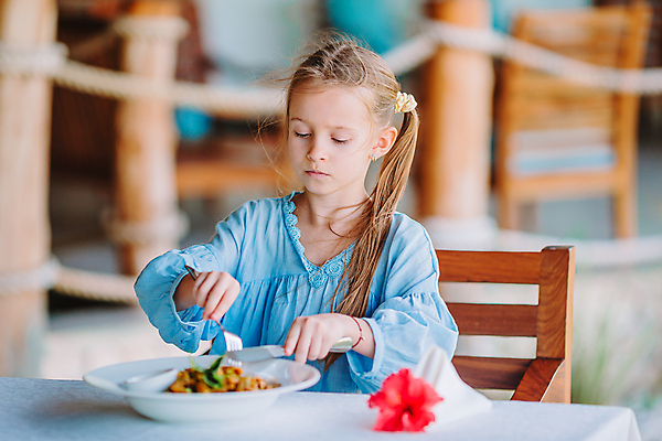 포토 JPG 해외이미지 주간 여자 어린이 포크 의자 휴식 한명 들기 앉기 상반신 야외 앞모습 여름휴가 바캉스 나이프 아침식사 자르기 먹기 소녀한명만 해외포토 자연요소 1 식기 뷰포인트 가구 컨셉 모션 휴가 사람 식사 칼 여자한명만 소녀만 파일형식 여름_계절 이미지허브