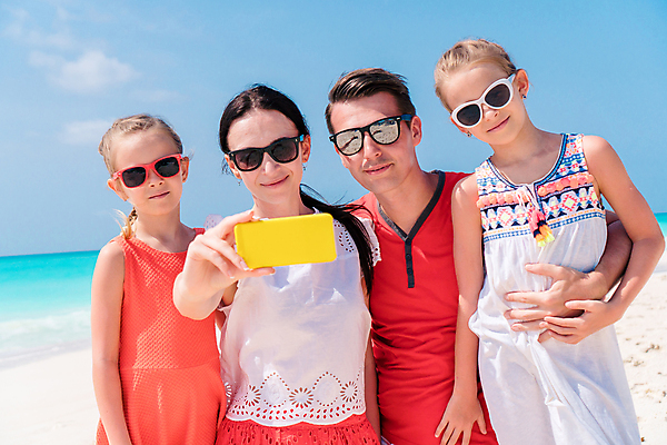 포토 JPG 해외이미지 여자 남자 행복 어린이 허리손 가족 휴가 가족여행 들기 손짓 여러명 상반신 성인 해변 앞모습 여름휴가 스마트폰 선글라스 셀프카메라 그리스 미코노스섬 해외포토 감정 유럽 안경 바다 뷰포인트 섬 여행 포즈 다수 관계 모션 사람 핸드폰 스마트기기 사진촬영 파일형식 여름_계절 이미지허브