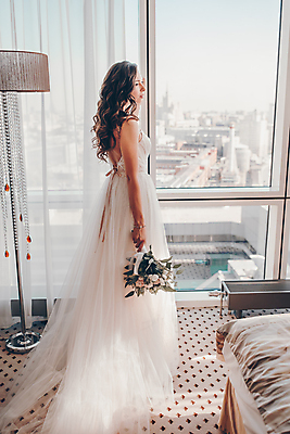 포토 JPG 해외이미지 전신 여자 꽃 부케 웨딩드레스 창문 사랑 한명 들기 성인 옆모습 흰색 스탠드 축하 커튼 신부대기실 성인여자한명만 해외포토 식물 1 드레스 감정 뷰포인트 컬러 꽃다발 컨셉 모션 조명 사람 대기실 여자한명만 성인여자만 파일형식 이미지허브