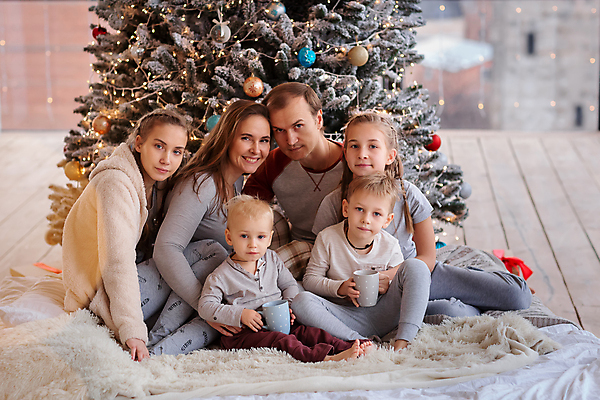 포토 JPG 해외이미지 나무 백인 전통 행복 어린이 크리스마스 겨울 창문 가족 아침 휴가 전등 새로움 주택 기념 함께함 실내 선물 미소 사람 소년 여러명 장식 상자 장난감 산타클로스 놀람 방 축하 아기 12월 연도 벽난로 마법 언니 걸음마 남동생 해외포토 주간 서양인 식물 계절 기념일 남자 감정 다수 컨셉 관계 모션 조명 표정 내부 건물 날짜 자매 동생 파일형식 이미지허브