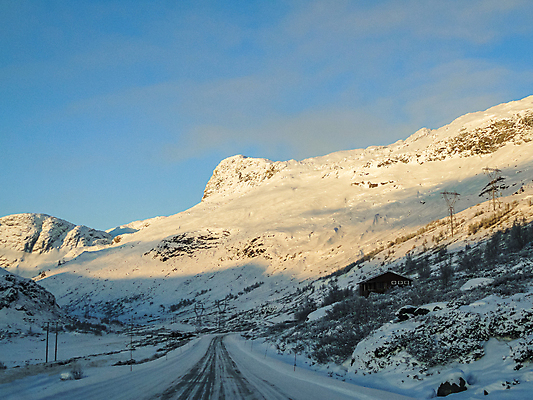 포토 JPG 해외이미지 나무 도로 여행 겨울 자연 아침 날씨 산 거리 노르웨이 풍경 사람없음 파란색 빛 햇빛 태양 노란색 마을 일출 맑음 운전 흰색 시골 황금 숲 오두막 서리 스칸디나비아 폭설 겨울풍경 해외포토 주간 자연요소 식물 계절 유럽 길 컬러 교통시설 모션 눈_날씨 노을 자연재해 생태계 파일형식 이미지허브
