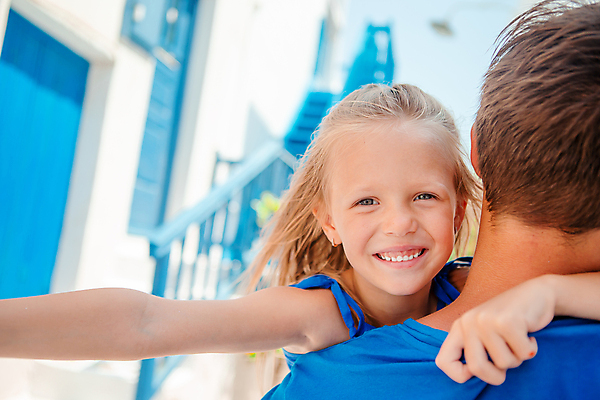포토 JPG 해외이미지 주간 원피스 여자 남자 딸 어린이 안기 휴식 웃음 상반신 성인 야외 두명 앞모습 뒷모습 파란색 여름휴가 바캉스 아빠 손뻗기 미코노스섬 해외포토 자연요소 옷 뷰포인트 컬러 섬 컨셉 가족 모션 휴가 표정 사람 그리스 파일형식 여름_계절 이미지허브