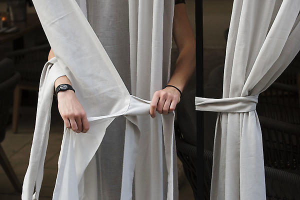 포토 JPG 해외이미지 응시 건축양식 창문 유리 아파트 주택 사람없음 건물 빛 어둠 커튼 오두막 심볼 소재 리빙 렌탈 해외포토 건축물 시선 건축 재질 파일형식 이미지허브