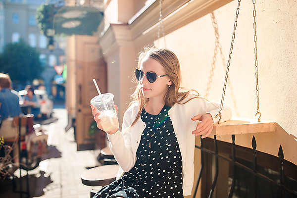 포토 JPG 해외이미지 주간 여자 음료 어린이 휴식 한명 들기 앉기 상반신 야외 앞모습 여름휴가 바캉스 선글라스 소녀한명만 해외포토 자연요소 1 안경 뷰포인트 컨셉 모션 휴가 사람 여자한명만 소녀만 파일형식 여름_계절 이미지허브