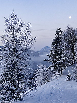 포토 JPG 해외이미지 유럽 호수 바다 섬 여행 백그라운드 겨울 자연 하늘 산 노르웨이 사람없음 물 파란색 우주 얼음 황혼 새벽 추위 달 흰색 시골 황무지 야간 북극 달빛 서리 북쪽 스칸디나비아 눈내림 해외포토 자연요소 계절 나라 컬러 눈_날씨 일몰 극지방 방향 생태계 파일형식 이미지허브