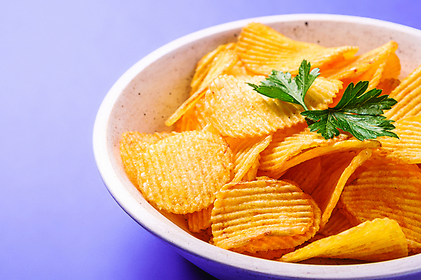 포토 JPG 해외이미지 그릇 실내 사람없음 담기 감자칩 보라색배경 해외포토 식기 백그라운드 모션 내부 과자 보라색 칩_음식 파일형식 이미지허브