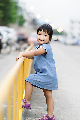 포토 JPG 해외이미지 1 라이프스타일 공원 여자 행복 얼굴 어린이 자연 건강 한명 사람 동양인 야외 초록색 울타리 뷰티 흰색 오르기 넘어짐 스타일 해외포토 공공시설 감정 컬러 모션 인종 생활 신체부위 담장 생태계 파일형식 이미지허브