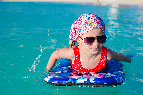 포토 JPG 해외이미지 백인 여자 수영복 어린이 엎드리기 파도 한명 상반신 앞모습 선글라스 수영 서핑보드 서핑 소녀한명만 해외포토 서양인 1 옷 안경 바다 뷰포인트 모션 사람 수상스포츠 보드_스포츠 여자한명만 소녀만 파일형식 이미지허브