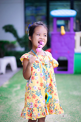 포토 JPG 해외이미지 드레스 여자 행복 얼굴 어린이 음식 빵 백그라운드 한명 서기 미소 사람 동양인 야외 노란색 케이크 흰색 잡기 도넛 달콤 맛 놀이터 작음 먹기 해외포토 1 옷 감정 컬러 컨셉 모션 놀이 디저트 표정 인종 신체부위 크기 파일형식 이미지허브