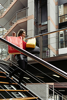 포토 JPG 해외이미지 라이프스타일 겨울 가방 한명 사람 내부 쇼핑 컬러풀 세일 계단 상점 센터 시장 구매 쇼핑몰 스웨터 고객 상업 소매 단계 해외포토 1 잡화 계절 컬러 상의 생활 파일형식 이미지허브