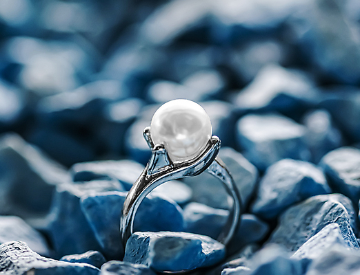 포토 JPG 해외이미지 장신구 실내 사람없음 뷰티 조약돌 반지 화려 우아함 보석 파란배경 진주 해외포토 백그라운드 컨셉 내부 파란색 돌_바위 광석 파일형식 이미지허브