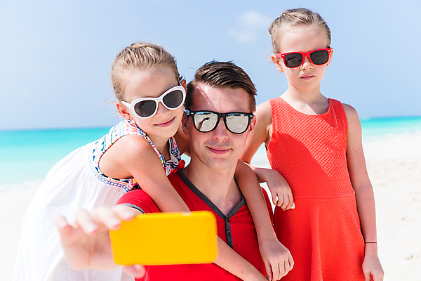 포토 JPG 해외이미지 여자 남자 행복 어린이 가족 휴가 가족여행 들기 손짓 상반신 성인 해변 앞모습 세명 여름휴가 스마트폰 선글라스 셀프카메라 그리스 미코노스섬 어깨에손 해외포토 감정 유럽 안경 바다 뷰포인트 섬 여행 관계 모션 사람 핸드폰 스마트기기 사진촬영 파일형식 여름_계절 이미지허브