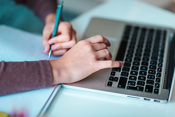 포토 JPG 해외이미지 백인 학생 라이프스타일 여자 교육 어린이 인터넷 통신 학교 주택 직장 실내 한명 사람 앉기 10대 노트북 스터디 컴퓨터 디지털 공책 정보 작업 책상 대학교 과제 온라인 온라인강의 해외포토 서양인 1 가구 회사 모션 청소년 문구용품 내부 건물 생활 전자제품 학습 강의 파일형식 언택트 이미지허브