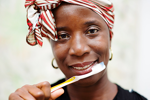 포토 JPG 해외이미지 여자 꽃 백그라운드 건강 한명 미소 사람 초록색 붓 입 치아 씻기 칫솔 치약 내추럴 돌봄 위생관리 해외포토 식물 1 컬러 모션 표정 관리 신체부위 위생용품 청결 소화기관 파일형식 이미지허브