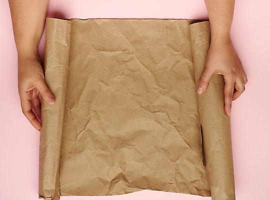 포토 JPG 해외이미지 손 종이 분홍색 신체부위 갈색 잡기 두루마리 접기 종이호일 해외포토 컬러 모션 사람 파일형식 이미지허브