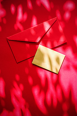 포토 JPG 해외이미지 종이 편지봉투 그림자 사람없음 빨간색 햇빛 그늘 감성 카피스페이스 해외포토 컬러 컨셉 봉투 태양 공백 편지 파일형식 이미지허브