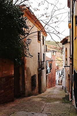 포토 JPG 해외이미지 유럽 여행 가로등 건축양식 아침 지붕 산 거리 그림자 풍경 사람없음 야외 건물 세계 햇빛 갈색 문 마을 수확 골동품 발코니 바위 등불 세계여행 중세 스페인 버리기 좁은 타운 이웃 옛날 해외포토 주간 건축물 공공시설 건축 나라 컬러 농업 모션 조명 태양 돌_바위 도시 역사 파일형식 이미지허브