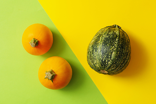 포토 JPG 해외이미지 음식 조각 컨셉 2 농업 다이어트 채소 건강 사람없음 초록색 노란색 수확 흰색 원형 자르기 날것 스쿼시 주키니 주키니호박 채식주의자 해외포토 도형 산업 스포츠 컬러 모션 구기 채식 파일형식 이미지허브