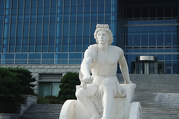 포토 JPG 해외이미지 종교 조각 여행 의자 건축양식 앉기 사람없음 야외 물 조각상 흰색 역사 왕 분수 대리석 신화 천연기념물 바로크 철학 해왕성 해외포토 자연요소 교육 건축 컬러 가구 재료 모션 조형물 행성 파일형식 이미지허브