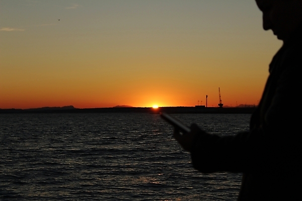 포토 JPG 해외이미지 남자 실루엣 바다 한명 서기 들기 상반신 성인 야외 옆모습 스마트폰 햇빛 일몰 성인남자한명만 해외포토 1 뷰포인트 모션 촬영기법 사람 핸드폰 스마트기기 태양 노을 남자한명만 성인남자만 파일형식 이미지허브