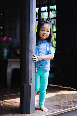 포토 JPG 해외이미지 드레스 행복 얼굴 어린이 주택 건강 한명 서기 사람 동양인 내부 장식 파란색 컬러풀 기쁨 발코니 흰색 달콤 봉 걸음마 해외포토 1 옷 감정 컬러 모션 인종 건물 신체부위 맛 파일형식 이미지허브