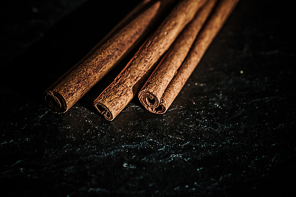 포토 JPG 해외이미지 근접촬영 사람없음 어둠 돌_바위 향신료 시나몬스틱 해외포토 뷰포인트 시나몬 향미료 파일형식 이미지허브