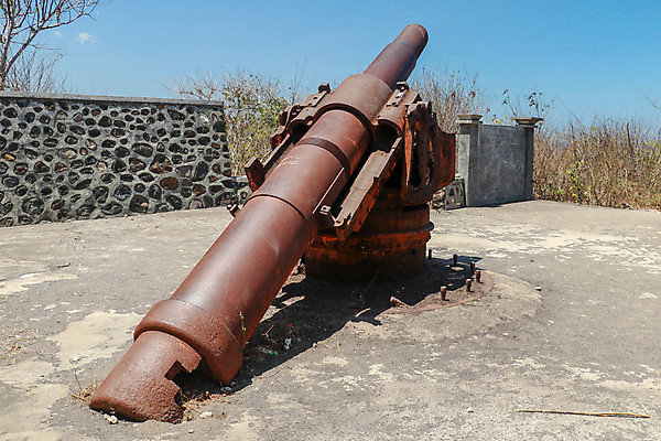 포토 JPG 해외이미지 라이프스타일 남자 무기 백그라운드 자연 날씨 휴가 통 소년 성인 사람없음 뒷모습 물 금속 총 수확 골동품 역사 폭발물 철 군용 전쟁 과거 육군 크로아티아 대포 구식 옛날 해외포토 자연요소 유럽 어린이 뷰포인트 컨셉 농업 재질 군대 사람 생활 생태계 파일형식 이미지허브