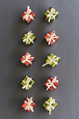 포토 JPG 해외이미지 계절 리본 크리스마스 포장 휴가 새해 기념 이벤트 사람없음 장식 가로 파란색 빛 반짝임 상자 컬러풀 파티 축제 피규어 뚜껑 축하 황금 컨테이너 굽기 구슬 오브젝트 활 복고 부엉이 순록 크리스마스이브 해외포토 기념일 산업 컬러 컨셉 모션 조류 미니어처 구이 파일형식 이미지허브